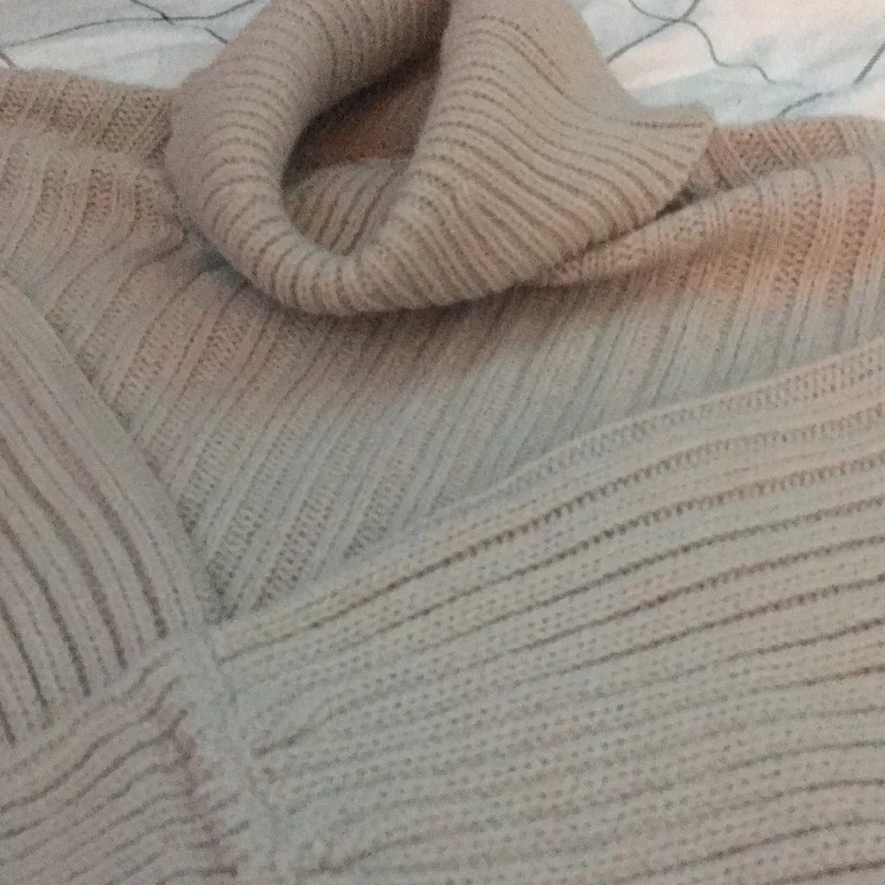 Beige knitted cropped turtle neck sweater. - Picture 4 of 4